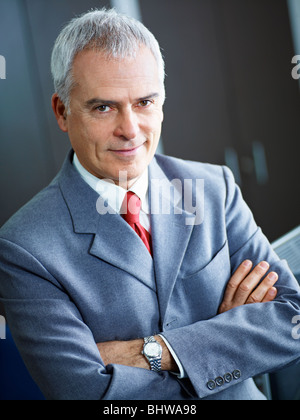 Porträt von reifer Geschäftsmann mit Arme verschränkt, Blick in die Kamera. Textfreiraum Stockfoto