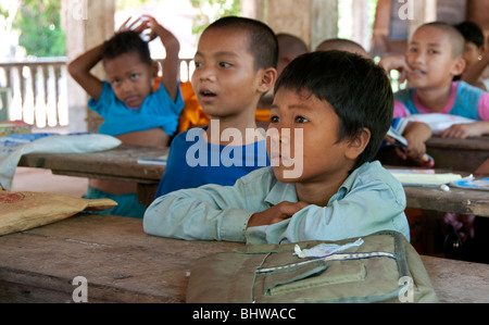 Schülerinnen und Schüler in einem Klassenzimmer in einem Waisenhaus in der Nähe von Siem Reap, Kambodscha Stockfoto