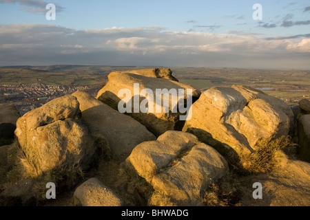 Mühlstein Korn rockt Überraschung Aussicht auf Otley Chevin, Mauren in West Yorkshire Stockfoto