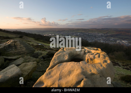 Mühlstein Korn rockt Überraschung Aussicht auf Otley Chevin, Mauren in West Yorkshire Stockfoto