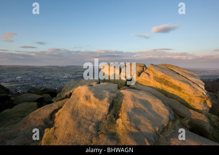 Mühlstein Korn rockt Überraschung Aussicht auf Otley Chevin, Mauren in West Yorkshire Stockfoto