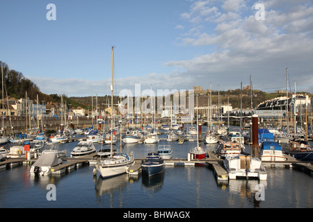 Dover-Yachthafen mit dem herrlichen Dover Schloß dominiert die Hügel mit Blick auf den Hafen. Stockfoto