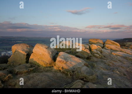 Mühlstein Korn rockt Überraschung Aussicht auf Otley Chevin, Mauren in West Yorkshire Stockfoto