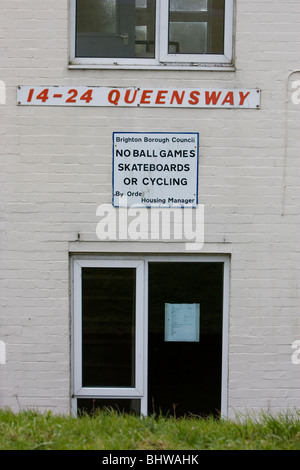 Kein Ball Spiele Rat Schild an einem Wohnblock in Queensway, Brighton, East Sussex, UK. Stockfoto