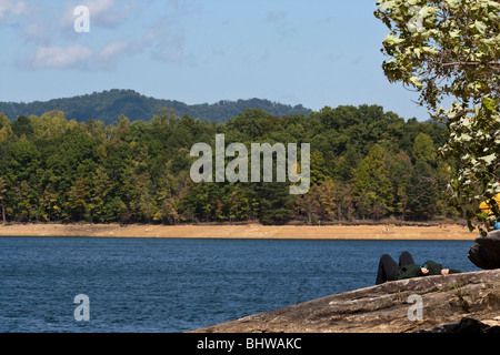 Summersville Lake West Virginia in den USA USA USA die herbstliche Landschaft mit einer jungen Frau von oben Fotos horizontal hochauflösende Bilder Stockfoto