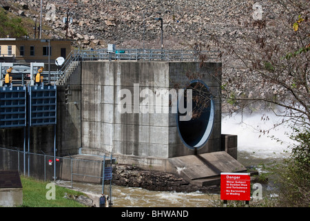 Dam-Wasseraufbereitungsanlage Gauley River Wasserkraftwerk Summersville West Virginia in den USA USA Nahaufnahme niemand horizontal hochauflösendes Wasser Stockfoto