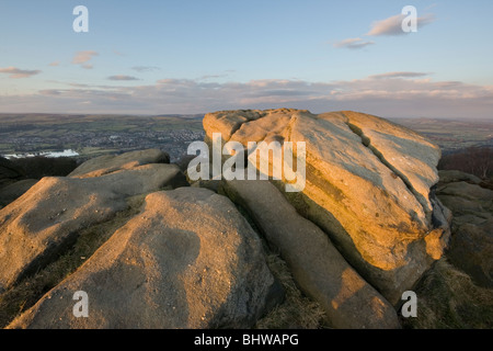 Mühlstein Korn rockt Überraschung Aussicht auf Otley Chevin, Mauren in West Yorkshire Stockfoto