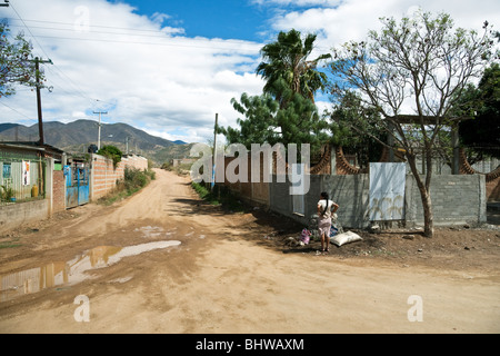 am Straßenrand Szene im ländlichen Oaxaca Zustand mit unbefestigten Straßen & fernen Bergen Mexiko Stockfoto