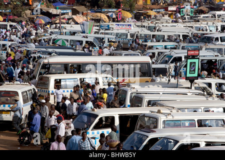 Belebten Treffpunkt für Taxis in Kampala, Uganda Stockfoto