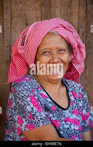 Lächelnde Frau Cham mit Krama - Phnom Penh, Kambodscha Stockfoto