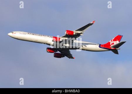 Airbus A340 betrieben von Virgin Atlantic klettern Sie aus nehmen Sie am Flughafen London Heathrow Stockfoto