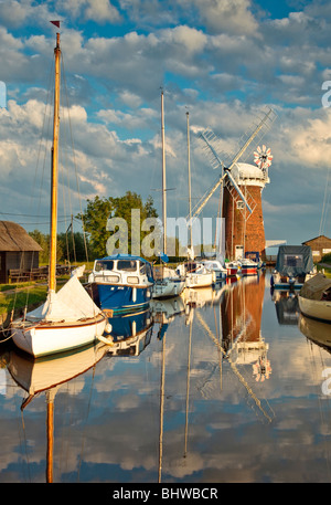 Relections Horsey Mühle Wind Pumpe im Fluss auf den Norfolk Broads in England. Stockfoto