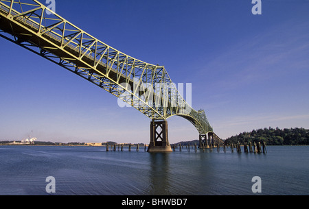 Die Brücke über die Coos River in der Nähe der Stadt von Coos Bay an der Küste von Oregon Pacicic. Stockfoto