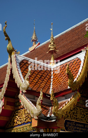 Dachdetails der Vuramahaihara Vihara Laai Kha Tempel oder Vihara Loai Kha Tempel in Chiang Mai, Thailand Stockfoto