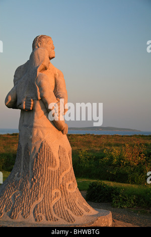 Statue eines trauernden Paares in der Memorial Garden für die auf See verloren in Kilmore Quay, Co. Wexford, Südirland. Stockfoto