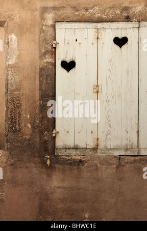 Geschnitzte Herzen auf Fensterläden in Beaune, Frankreich Stockfoto