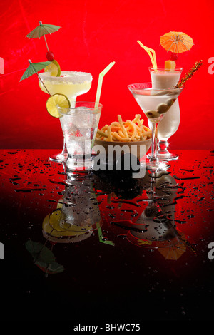 Weiß auf rot, Martini, Margarita, Fizz und Colada mit Pommes Frites und ein Karaoke-Mike trinkt Stockfoto