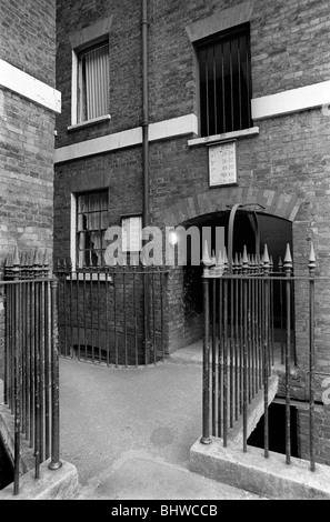 Viktorianisches Slum-Gebäude, Slums 1970er, Großbritannien. Tower Hamlets Whitechapel East London Peabody Sozialwohnungen 1975 HOMER SYKES. Stockfoto