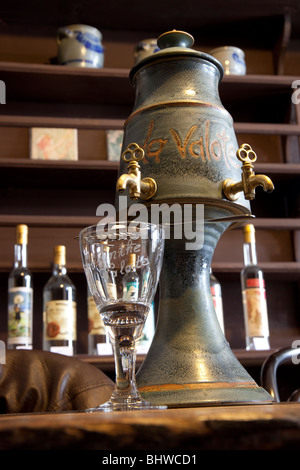 Schweizer Absinth Glas, Löffel und Zuckerwürfel von Charles Lupica Stockfoto