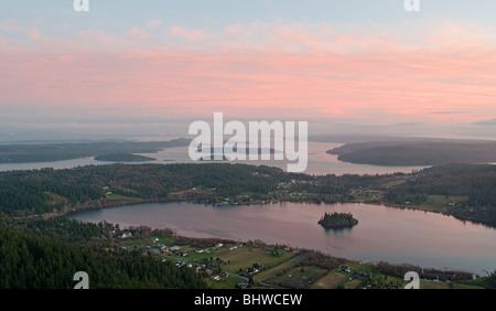 Diese Luftaufnahme ist der See Campbell, einzigartig, dass es eine Insel auf der Insel (Whidbey), bei Sonnenuntergang aufgenommen ist. Stockfoto