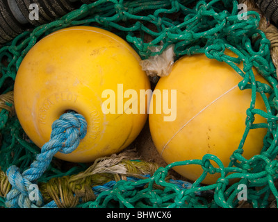 Nahaufnahme eines großen runden gelben Bojen in einem Fischernetz auf Martha's Vineyard, Massachusetts, USA Stockfoto