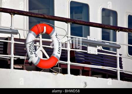 Rettungsring des Mersey ferry ROYAL Narzisse auf der oberen Fahrgastebene befestigt Stockfoto