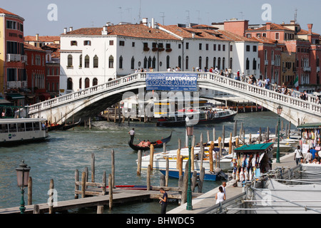 Einer der vielen Brücken über den Canal Grande in Venedig, Italien Stockfoto