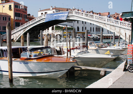 Einer der vielen Brücken über den Canal Grande in Venedig, Italien Stockfoto