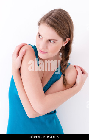 Junge schöne Frau vor einer weißen Wand Stockfoto