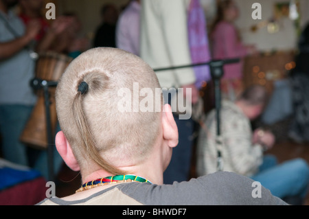 Hare-Krishna Sikha - einen rasierten Kopf mit einem Pferdeschwanz aus der Krone. Stockfoto