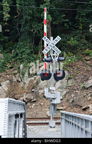 Eisenbahnüberquerung Signal und Schranke in den USA USA niemand niemand niemand, niemand von vorne oben vertikal Vereinigte Staaten Hi-res Stockfoto