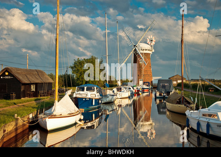 Relections Horsey Mühle Wind Pumpe im Fluss auf den Norfolk Broads in England. Stockfoto