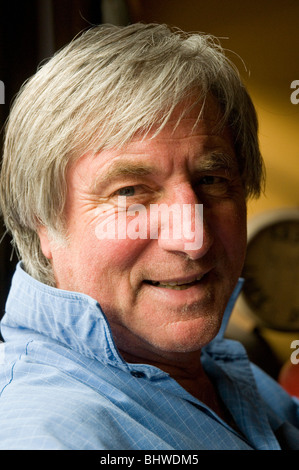 Hübscher Mann mittleren Alters mit grauen Haaren Stockfoto