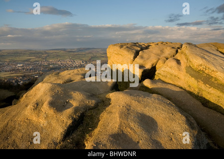 Mühlstein Korn rockt Überraschung Aussicht auf Otley Chevin, Mauren in West Yorkshire Stockfoto