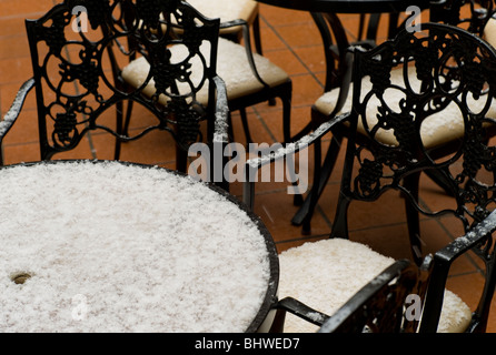 Schnee auf schmiedeeiserne Tische und Stühle, auf tonplatten in Toulouse Haute Garonne, Royal, Frankreich