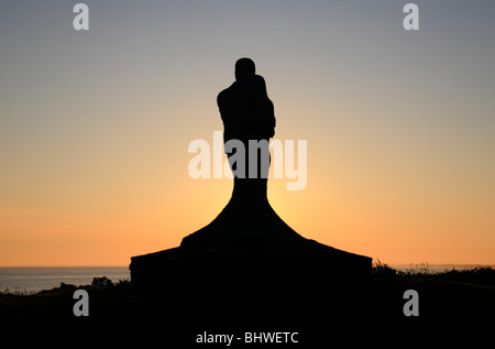 Statue eines trauernden Paares in der Memorial Garden für die auf See verloren in Kilmore Quay, Co. Wexford, Südirland. Stockfoto