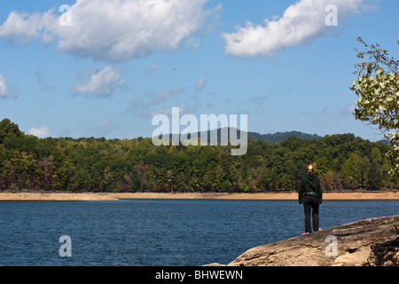 Summersville Lake State Lake West Virginia eine junge Frau, die an der Küste steht, Rückansicht von oben in Nordamerika in den USA, horizontale Hochauflösung Stockfoto