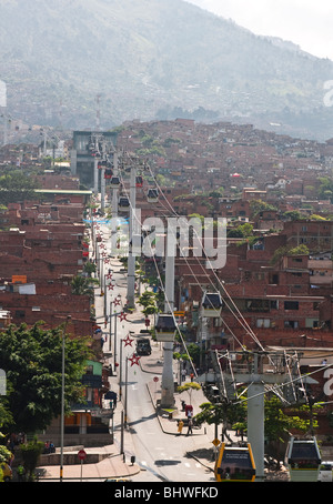 Kolumbien, erstreckt sich die Nordseite von Medellin, die Metro Kabel einen Hang bringen Transport an der ärmsten der Stadt Stockfoto