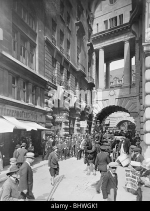 Die Menschen in der Luft Street, Piccadilly, Westminster, London, (c 1910). Artist: Unbekannt Stockfoto