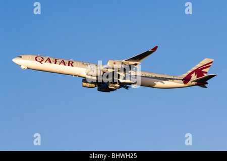 Airbus A340 bedient von Qatar Airways Klettern heraus nach nehmen Sie vom Flughafen London Heathrow Stockfoto