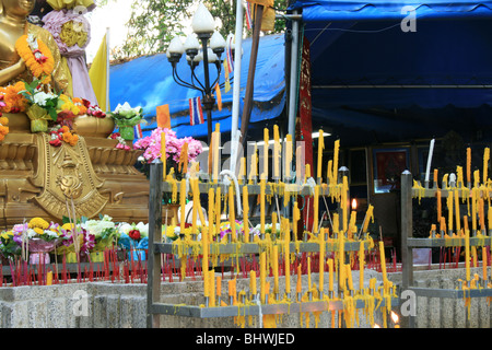 Goldene Buddha-Statue-Schrein mit Kerzen, Bangkok, Thailand. Stockfoto