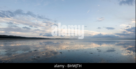 Genähte Panoramablick auf Catalina Bay mit Cloud Spiegelungen im Wasser, Isimangaliso Wetland Park, Provinz Kwazulu-Natal, Stockfoto