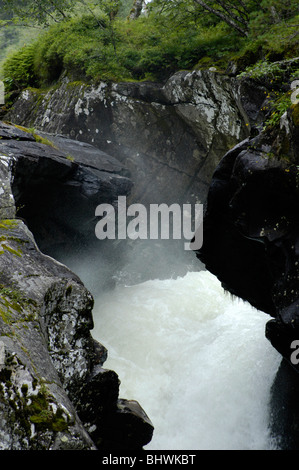 Ein Wasserfall in Norwegen im Detail zeigt die Macht des Wassers durch eine Lücke in den Felsen Stockfoto