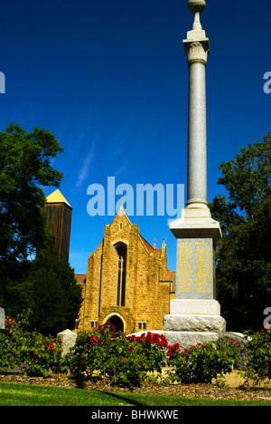 Blumen rund um das Kriegerdenkmal und die Heilige Dreifaltigkeit anglikanische Kathedrale Wangaratta unter blauem Himmel in North East Victoria Australien. Stockfoto