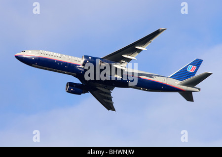 Boeing 777 betrieben von United Airlines klettern Sie aus nehmen Sie am Flughafen London Heathrow Stockfoto