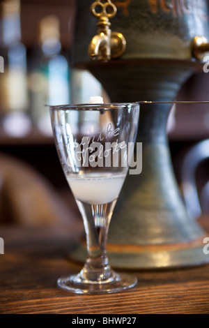 Schweizer Absinth Glas, Löffel und Zuckerwürfel von Charles Lupica Stockfoto