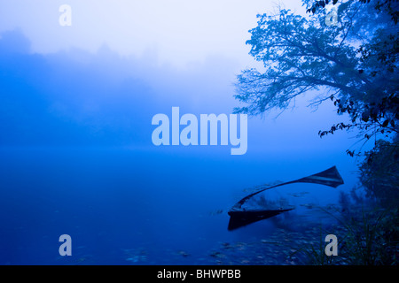 Einem versunkenen Schiff auf der Dordogne Fluss, Carsac, Dordogne, Perigord Noir, Frankreich. Stockfoto