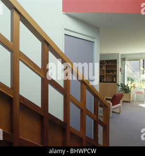 Holzgitter Geländer auf Treppe im offenen modernen weißen Saal Stockfoto