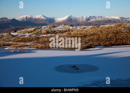 Ein Blick über einen gefrorenen See auf Beinn Resipol mit Blick auf eine Stac, Rois Bheinn und Sgurr Na Ba Glaise, 3 Corbet. Stockfoto