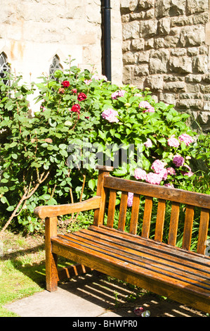 Bank auf dem Friedhof in Builth Wells Stockfoto